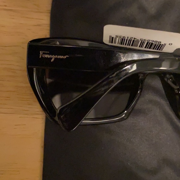 NWT Salvatore ferragamo classic sunglasses - Picture 3 of 5